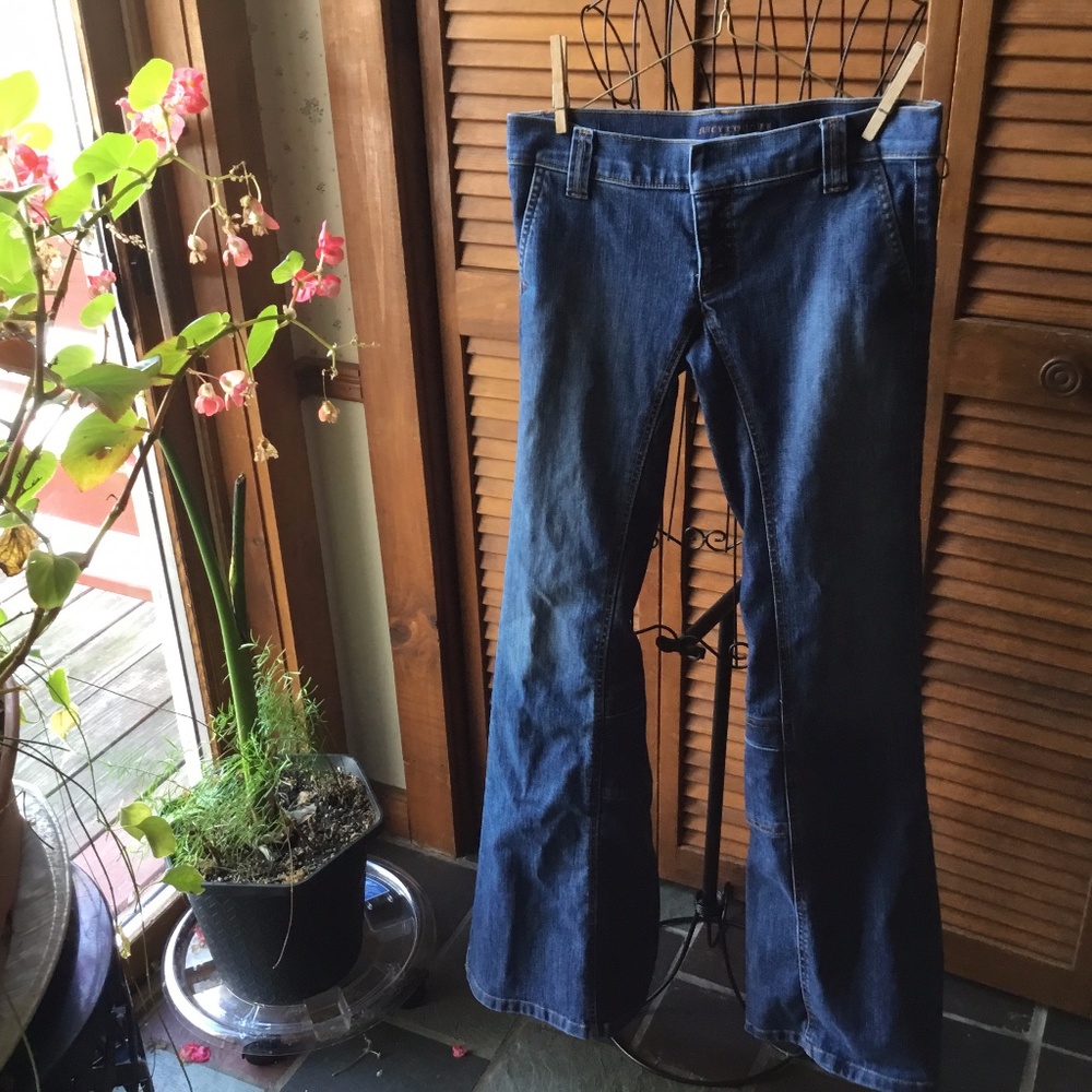 JUICY COUTURE SIZE 28 BELL BOTTOM BLUE JEANS